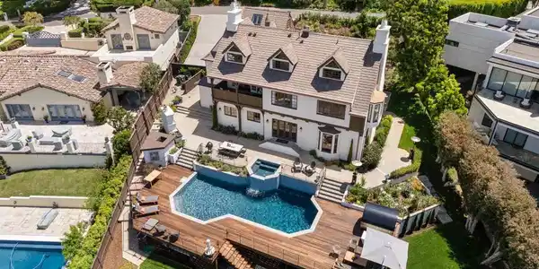 6714 Muirlands