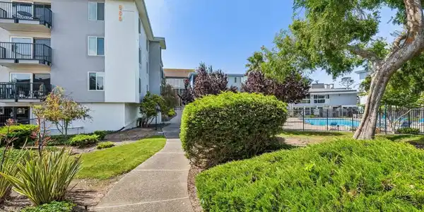 960 Shorepoint Ct