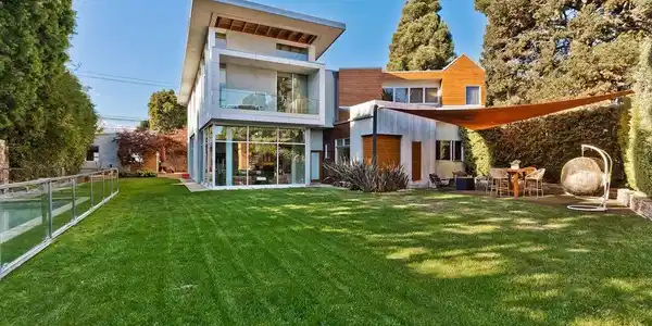 831 Georgina Avenue
