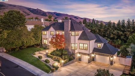 1910 Vinehill Circle