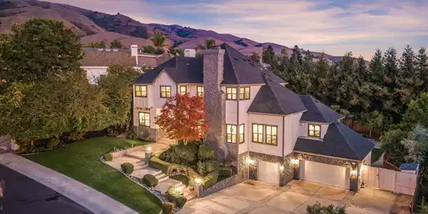 1910 Vinehill Circle