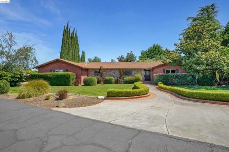 2876 Stirrup Dr
