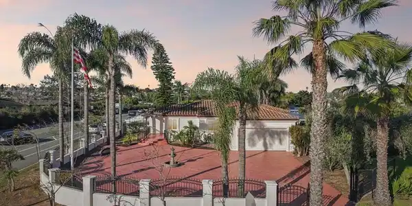 1590 Chatsworth Blvd