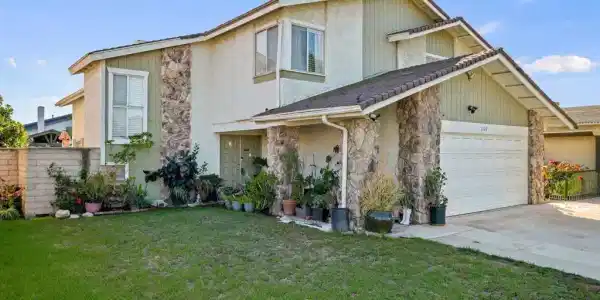 1220 Lindsay Place