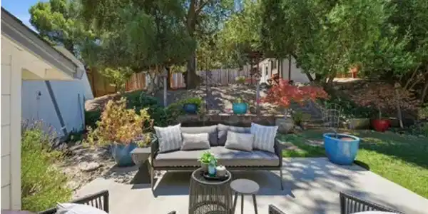210 Vista Way