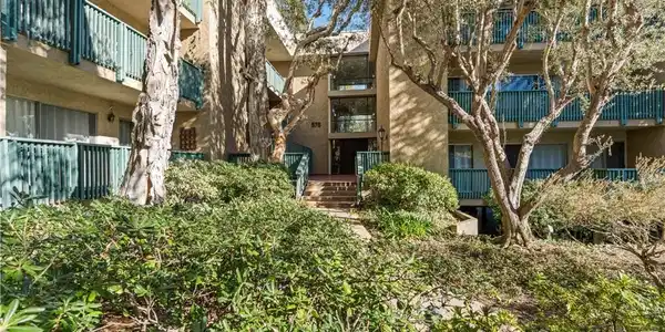 576 N Bellflower