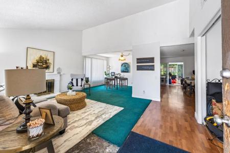 5019 Avenida De Lago