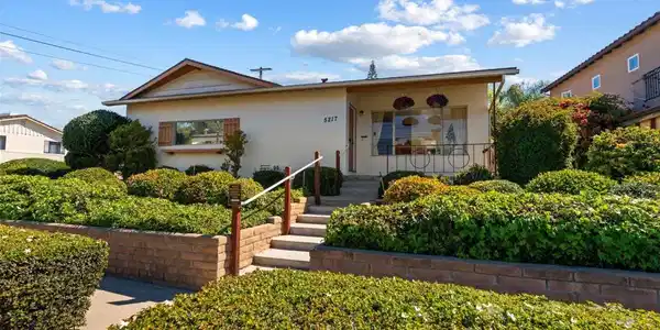 5217 Vickie Dr