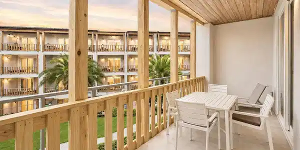 Image 3: Wake Up To Pool-Side Living