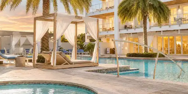 Image 4: Wake Up To Pool-Side Living