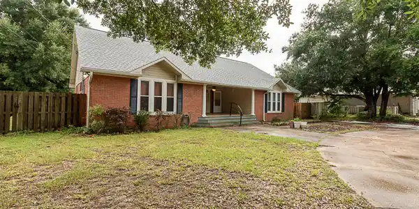 Image 3: 8371 Miranda Navarre - 003
