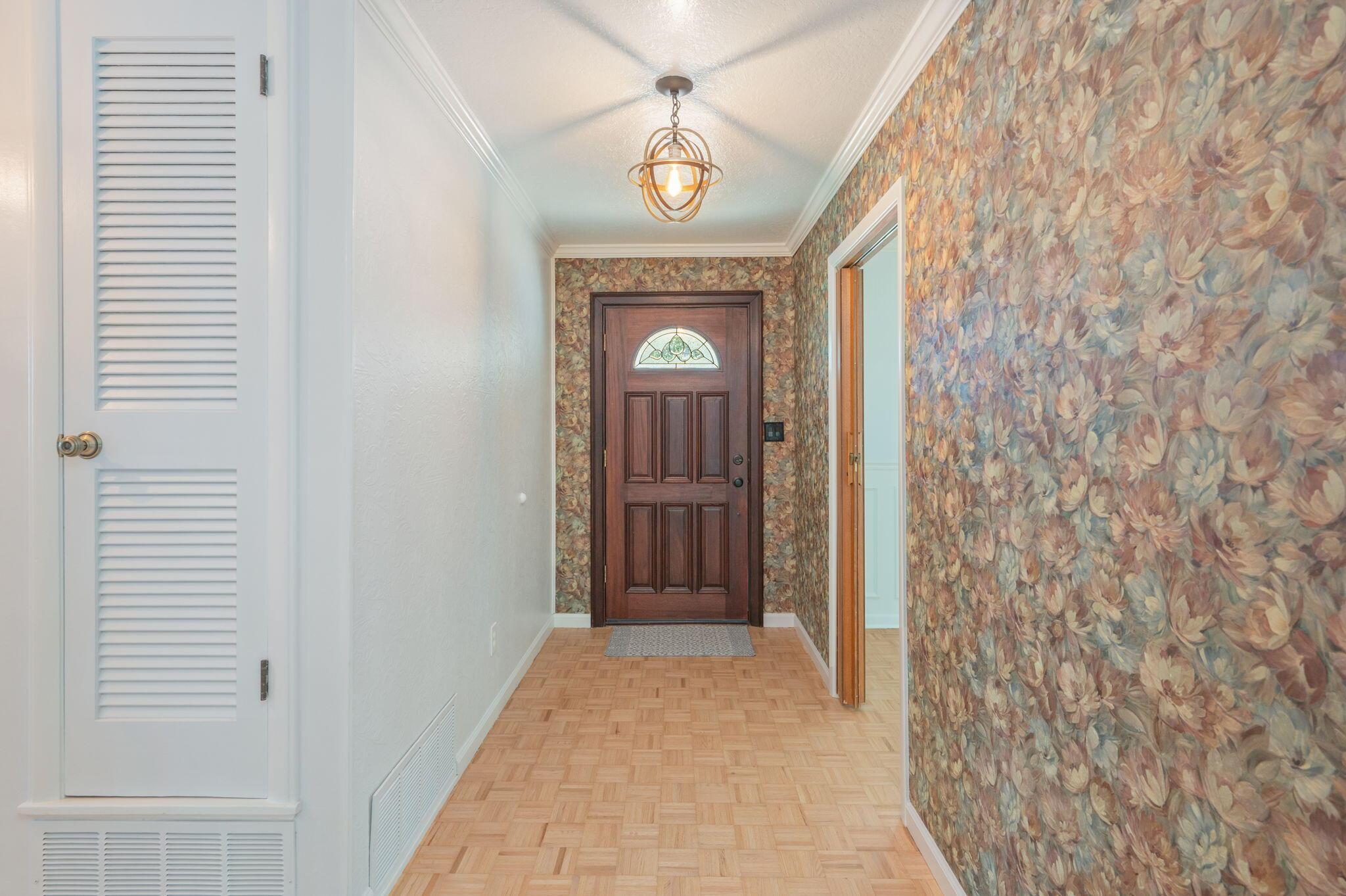 Image 4: Foyer