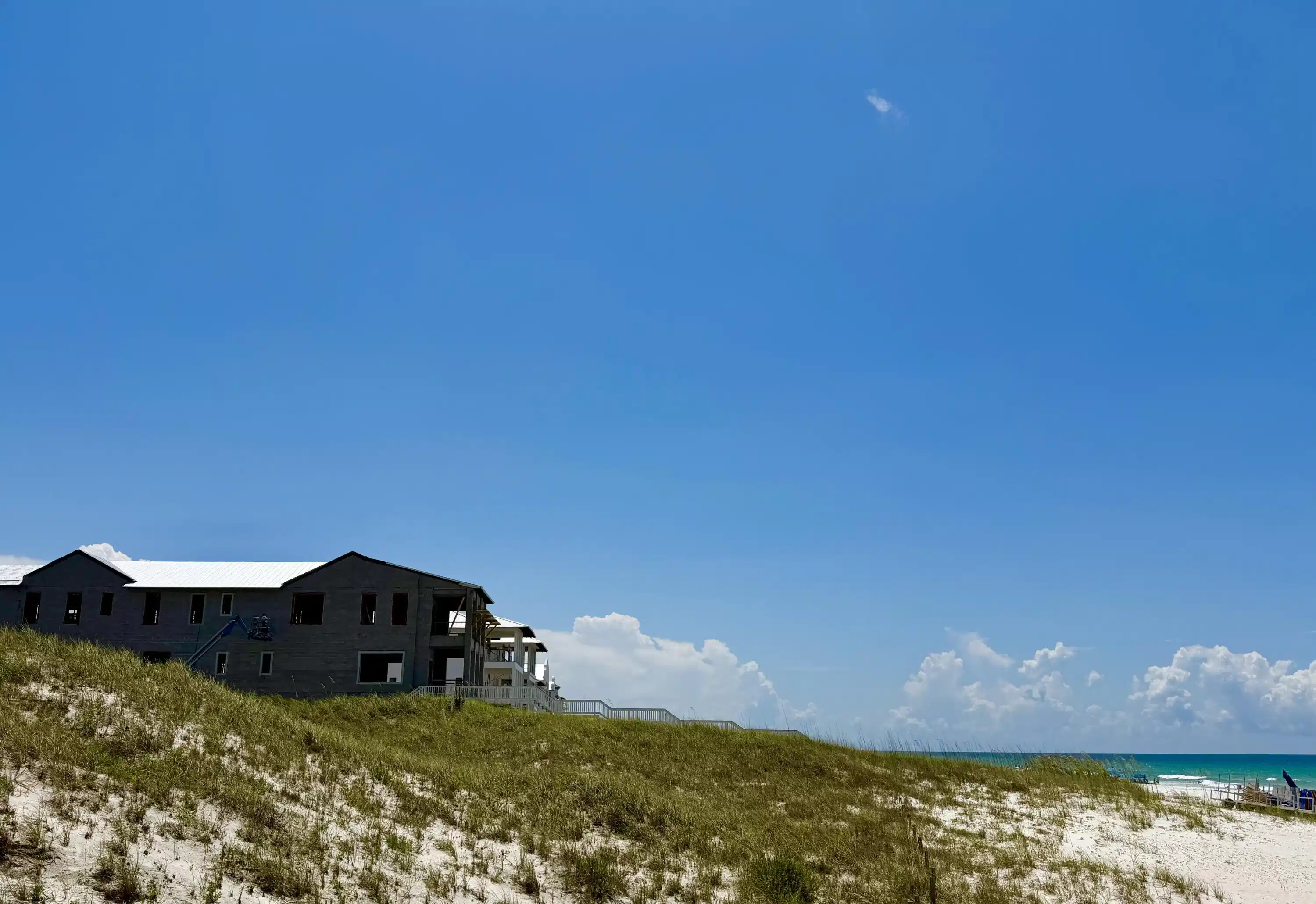 Image 1: Lot for sale next to adjacent house