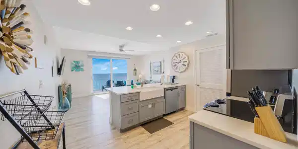 Image 4: Kitchen