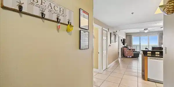 Image 4: 02-Entry