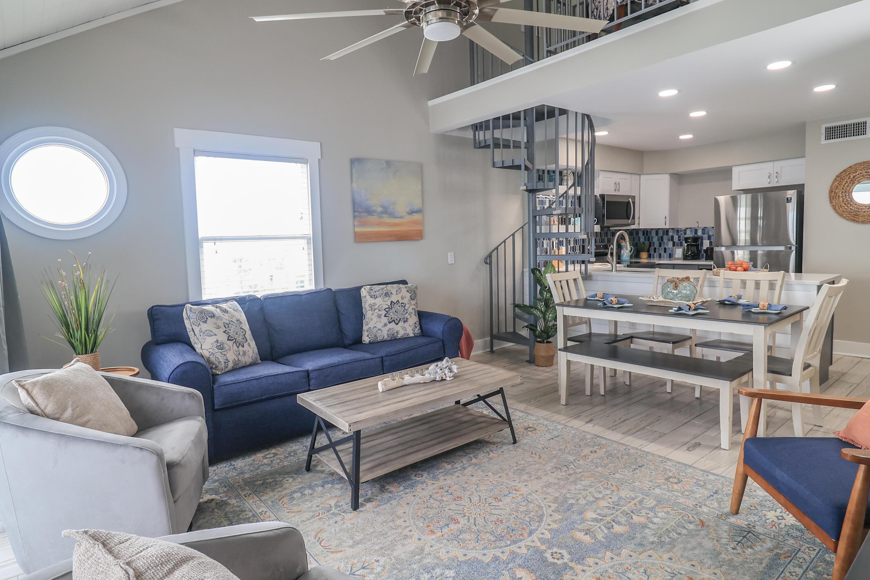Image 4: Living Room and Kitchn/DIning