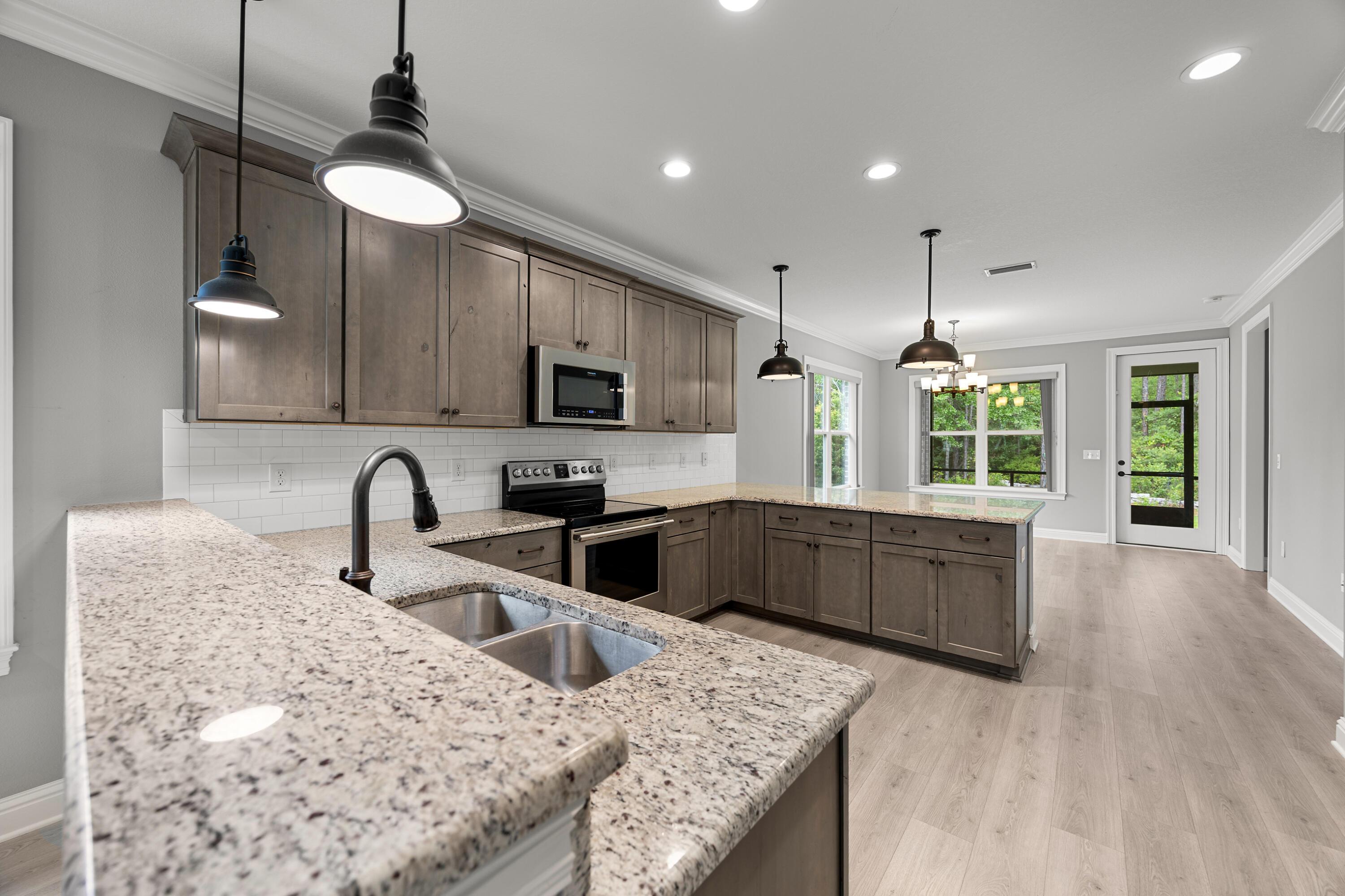Image 4: Kitchen