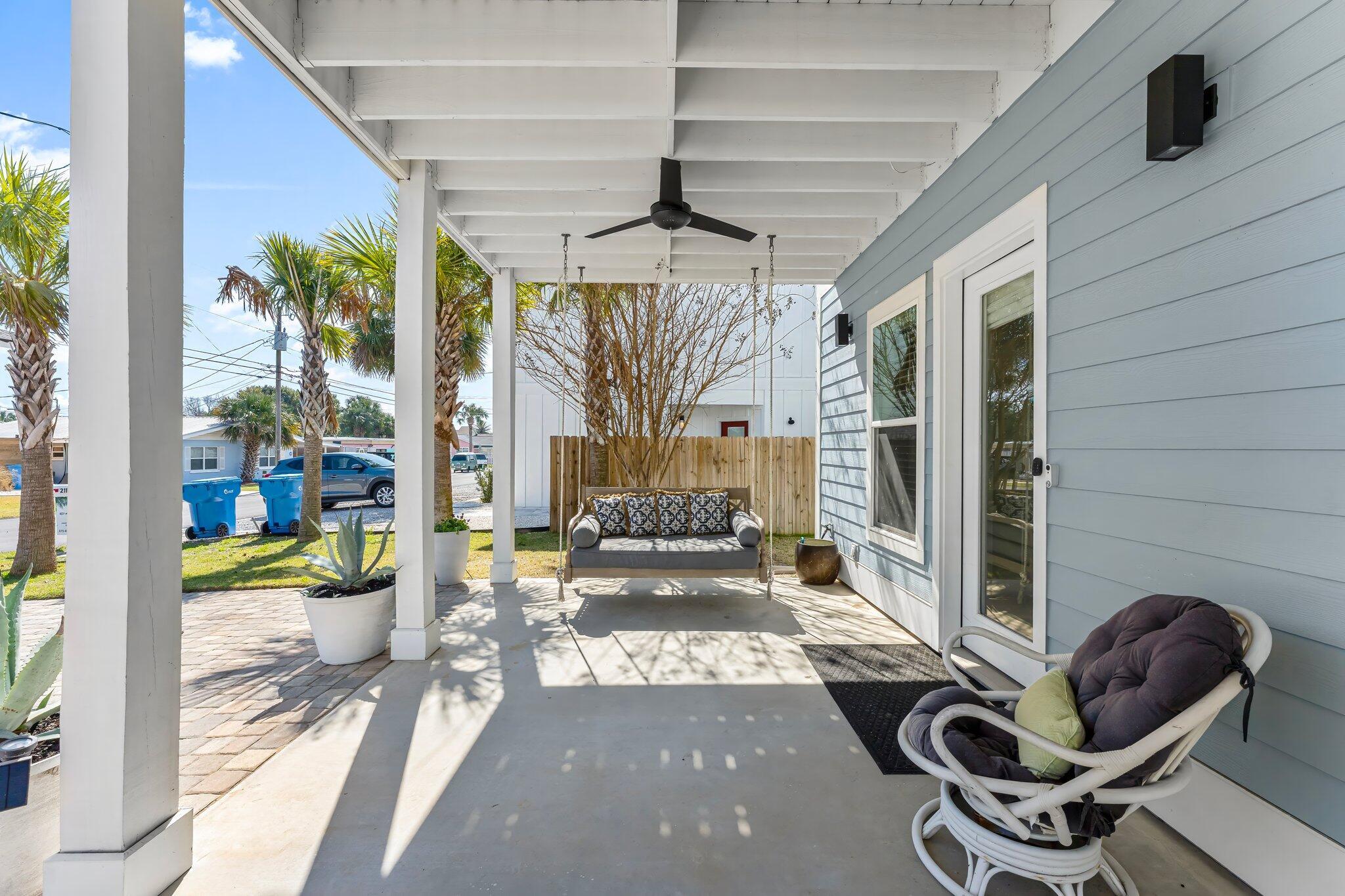 Image 4: 211 Malaga Place (porch)