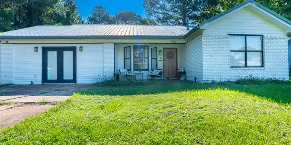 Image 2: 406_Rosewood_Ave-03