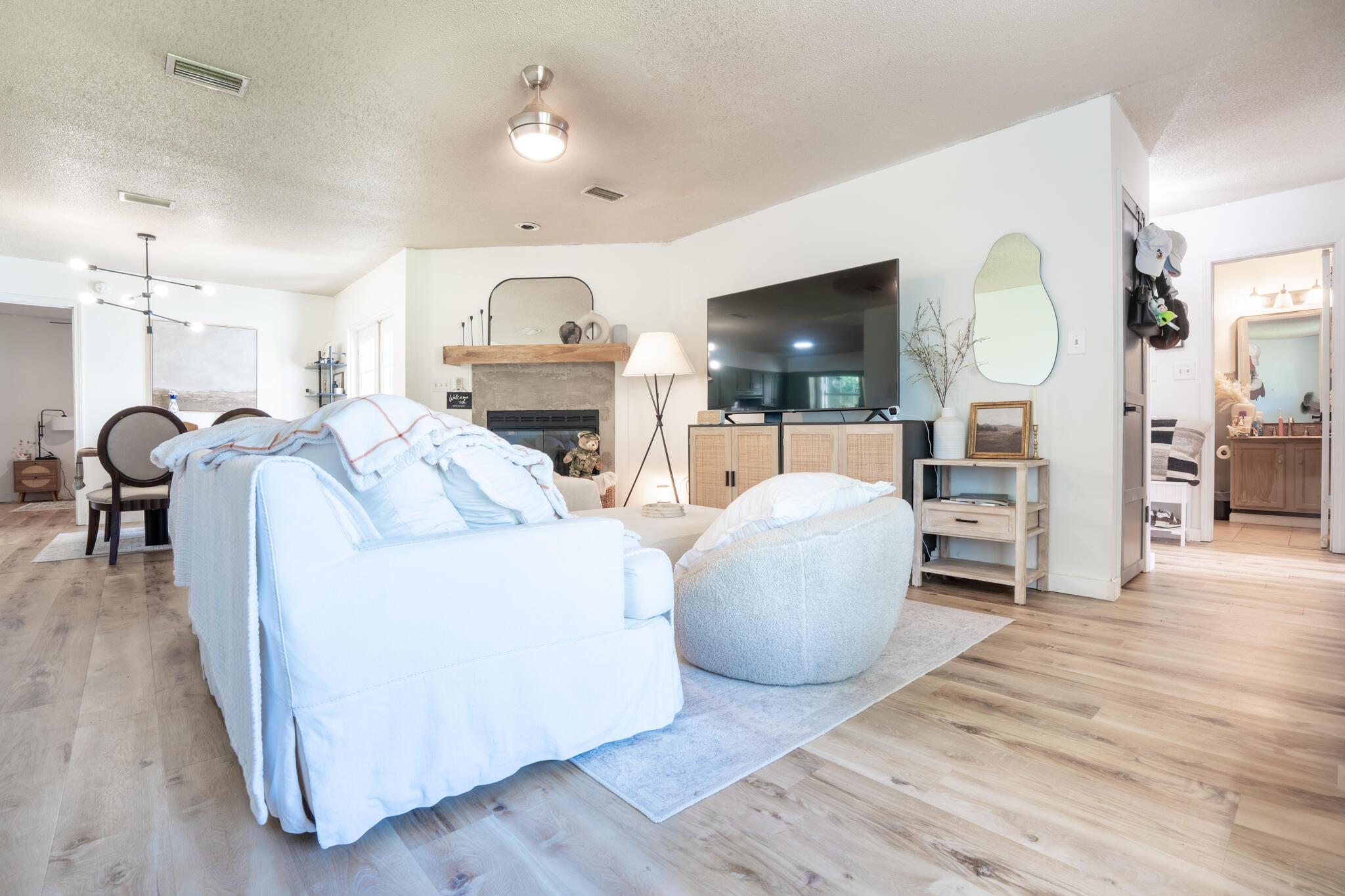 Image 3: 406_Rosewood_Ave-04
