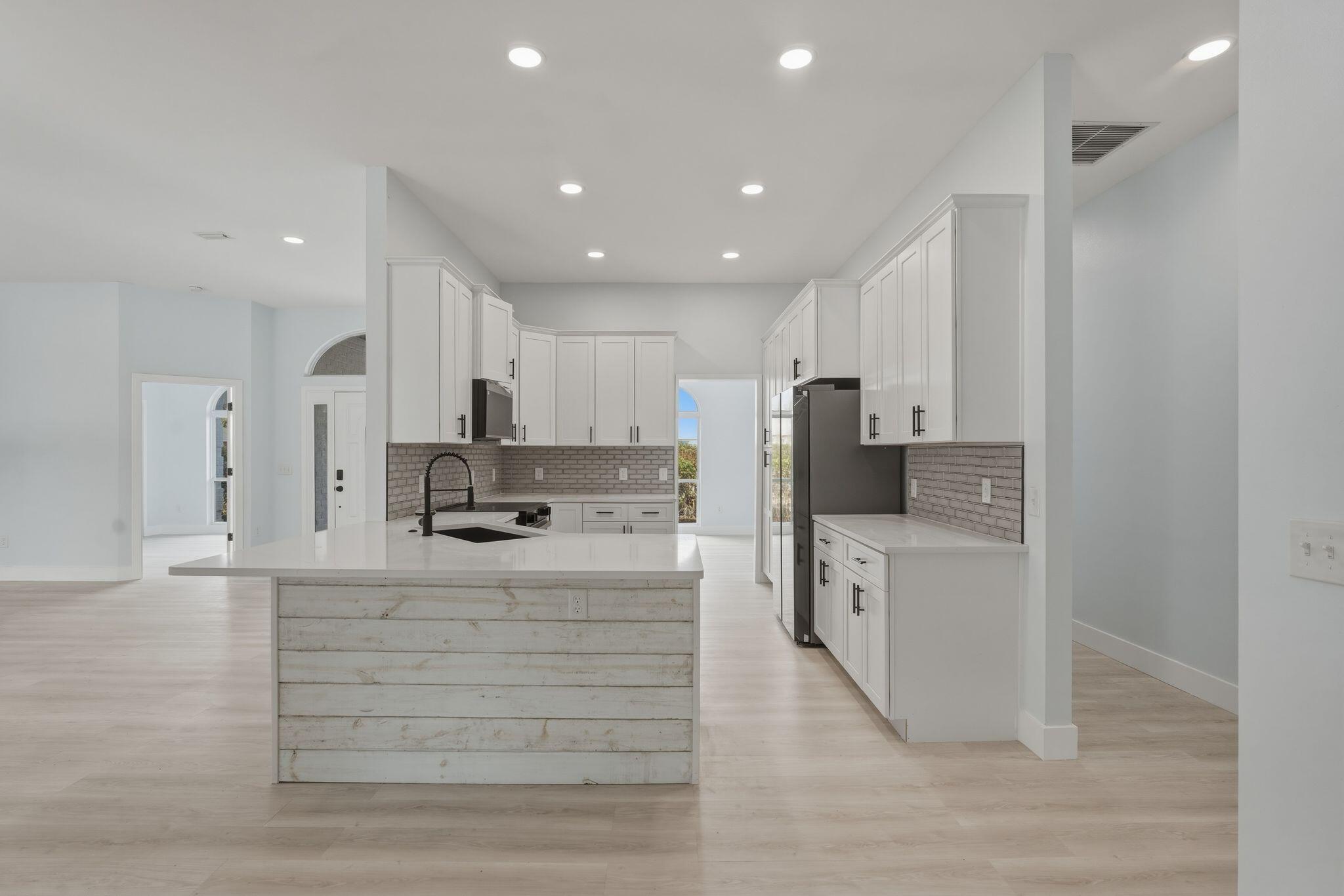 Image 4: Kitchen