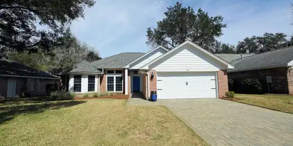 303 Parkwood Place
