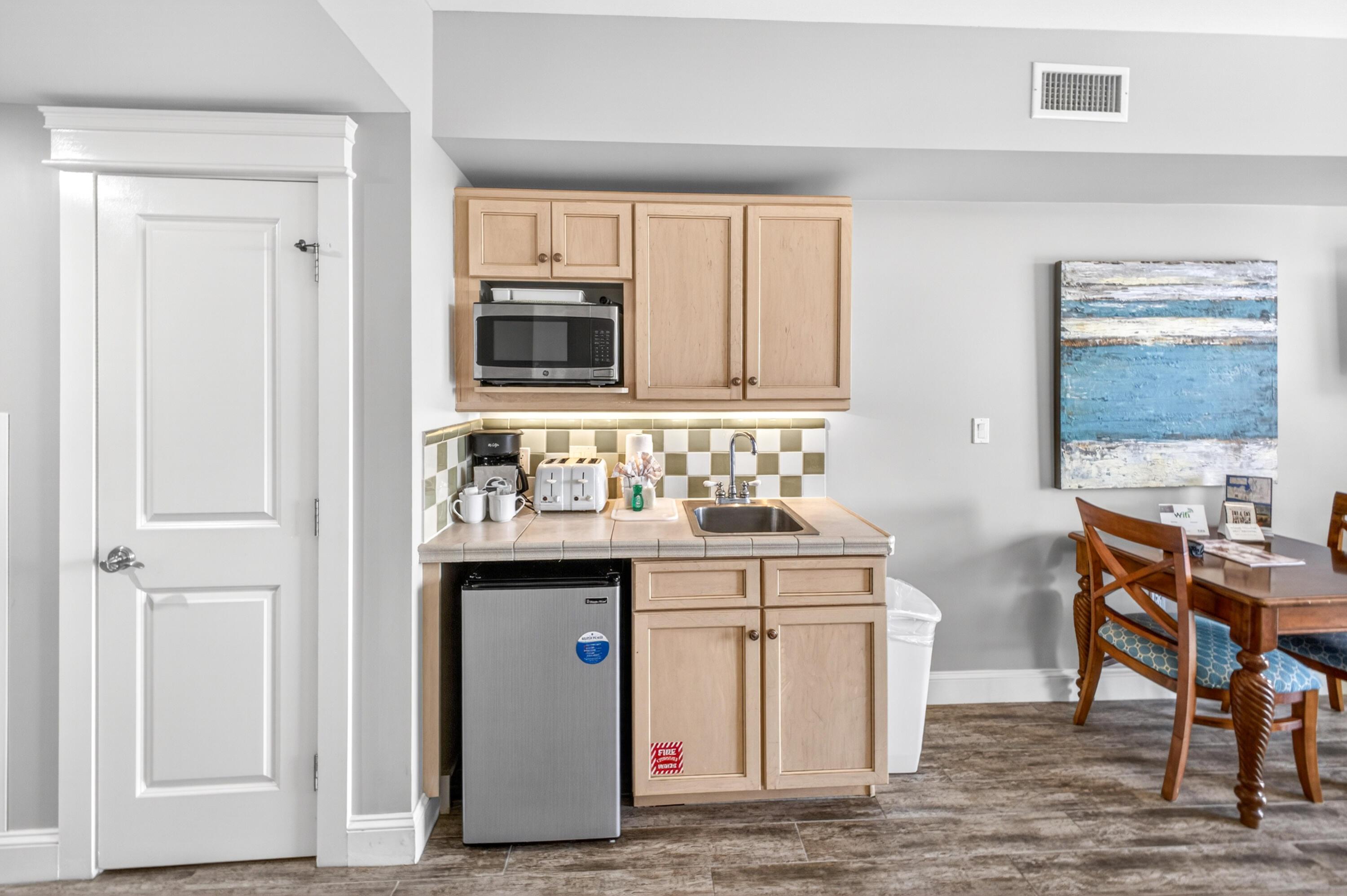 Image 3: kitchenette