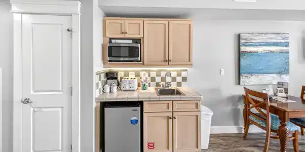 Image 3: kitchenette