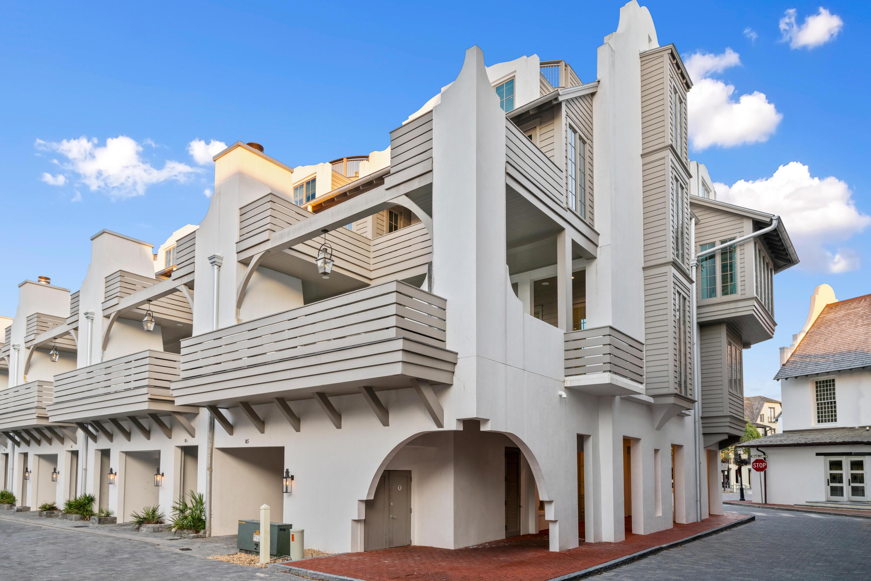 Image 4: 16 S Barrett Square Unit 5-13