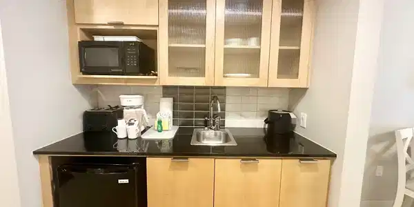Image 3: kitchenette 4