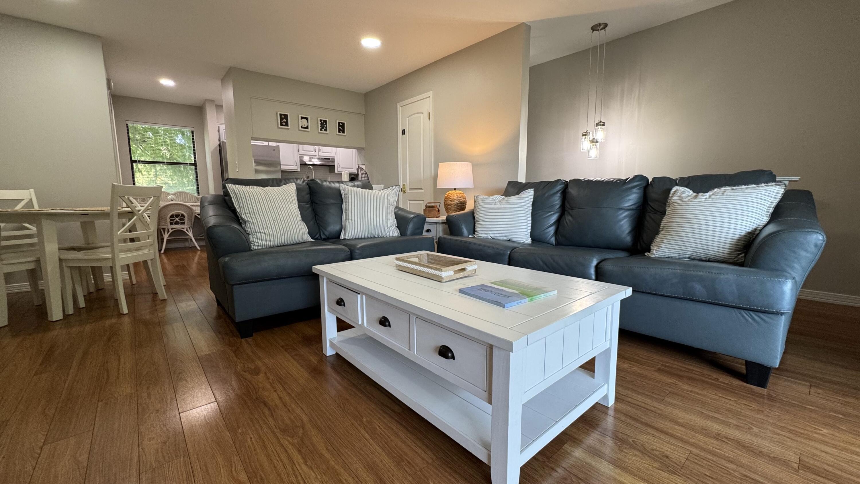Image 3: Living Room