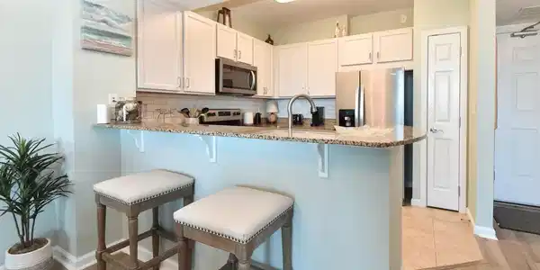 Image 4: Bar to Kitchen