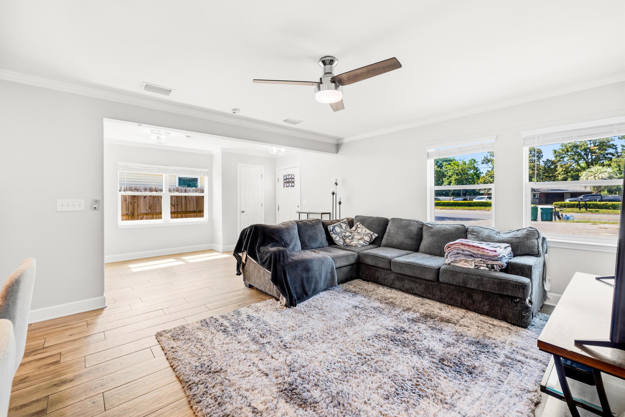 Image 4: Living Area