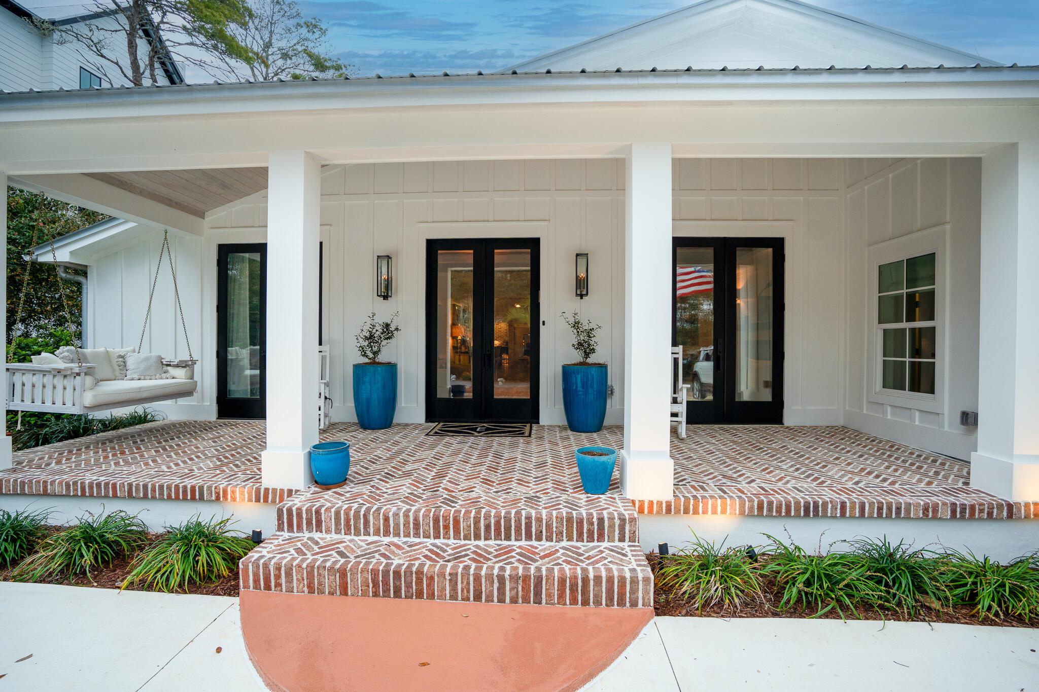 Image 4: Exterior - Front