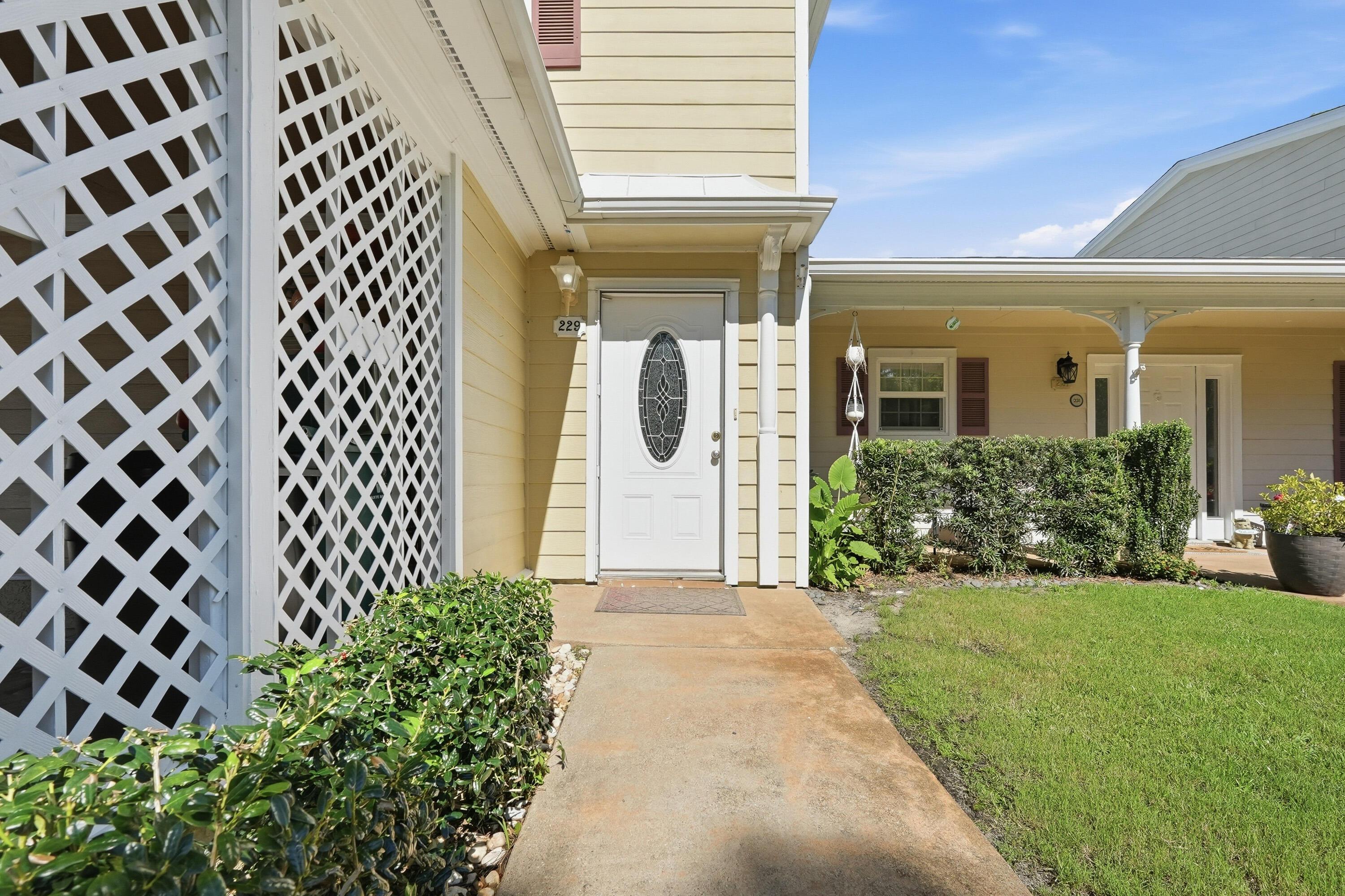 Image 4: 229 Shalimar Front Entry