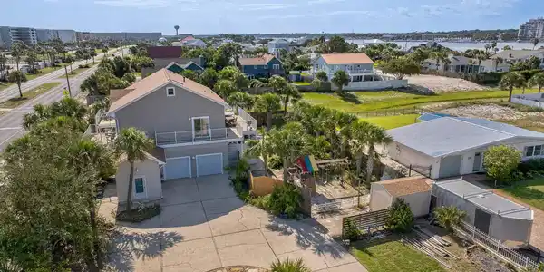 Image 2: 001_631 Pelican drive