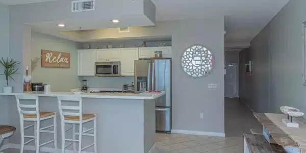 Image 4: 04 Kitchen