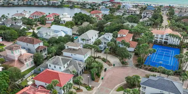 Image 2: Moments to Yacht Club, Gulf, & More!