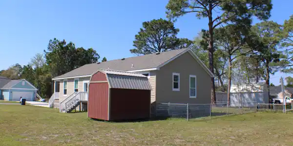 Image 4: House & Shed