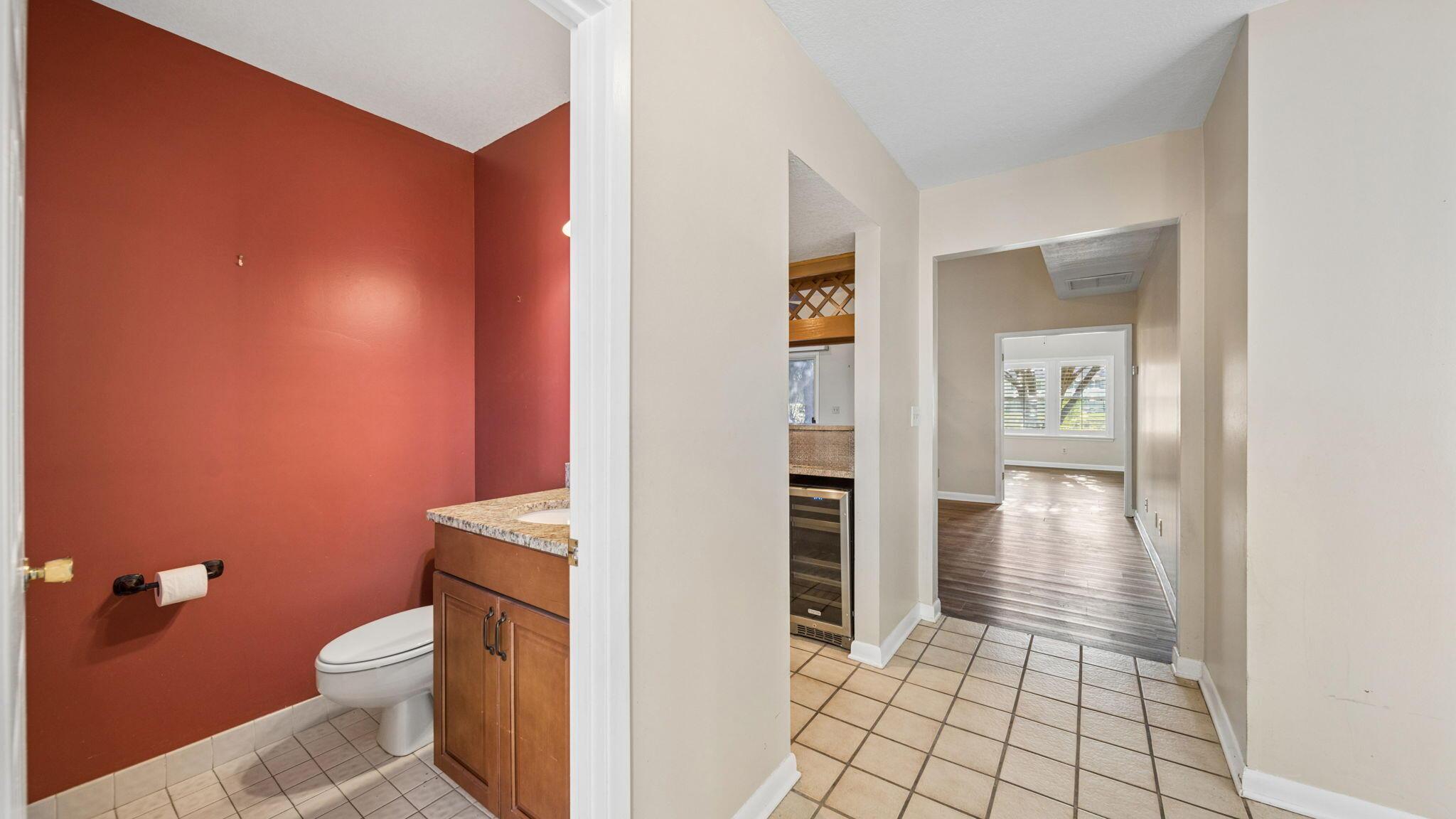 Image 3: 1/2 Bathroom