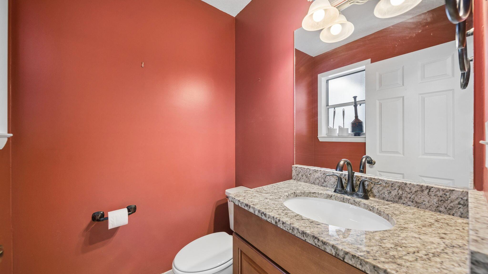 Image 4: 1/2 Bathroo