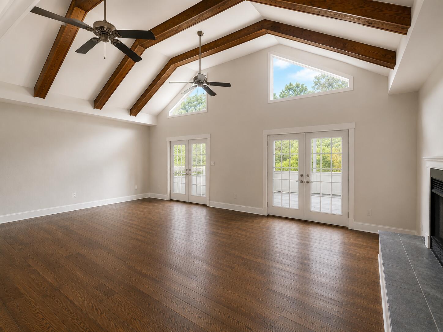 Image 4: Living Room