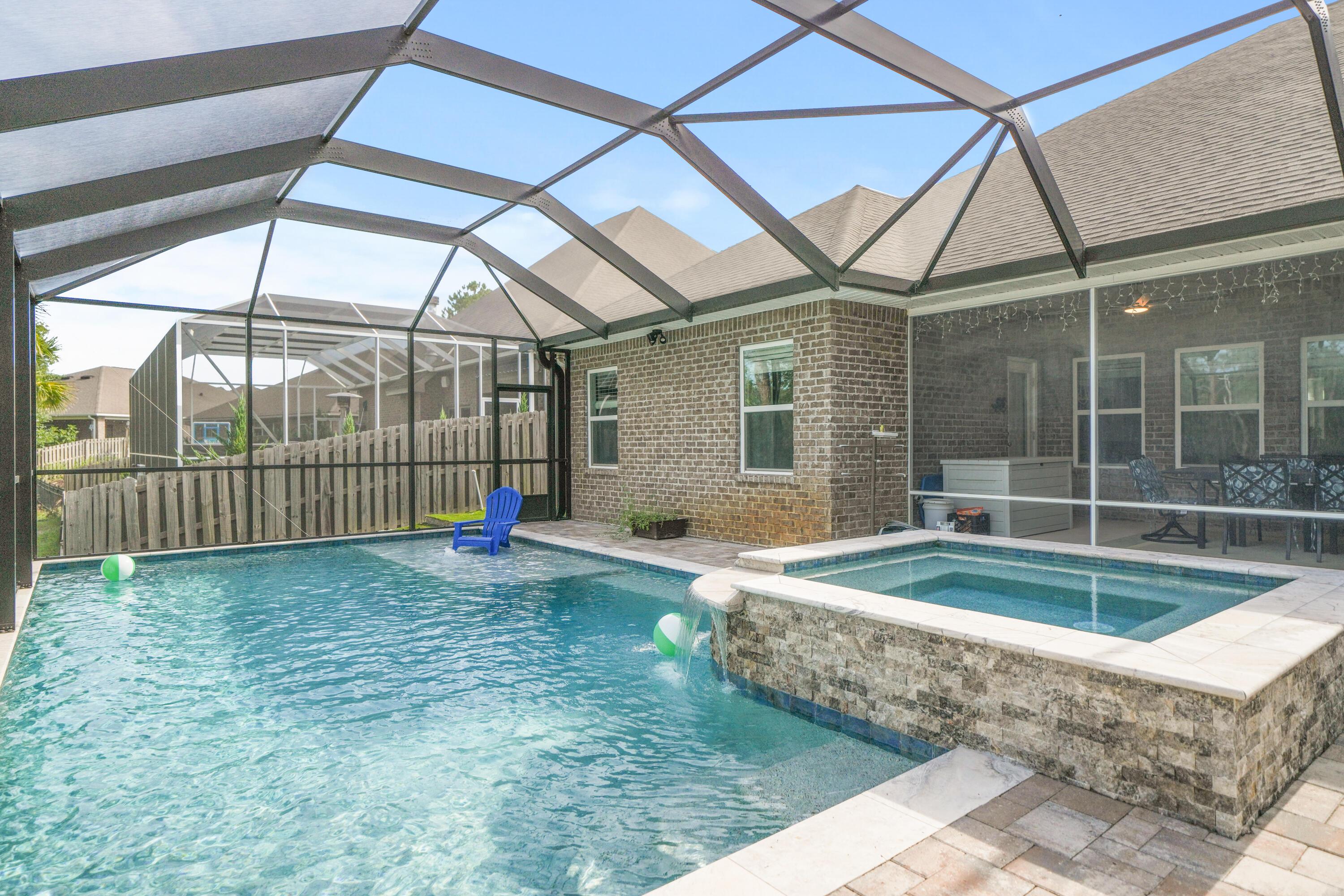 Image 2: Pool/Jacuzzi