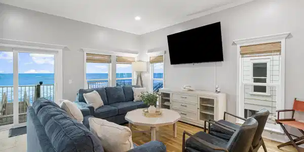 Image 2: Spacious, furnished living room