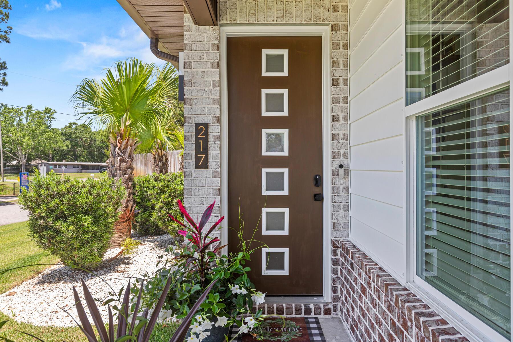 Image 4: Front Entry