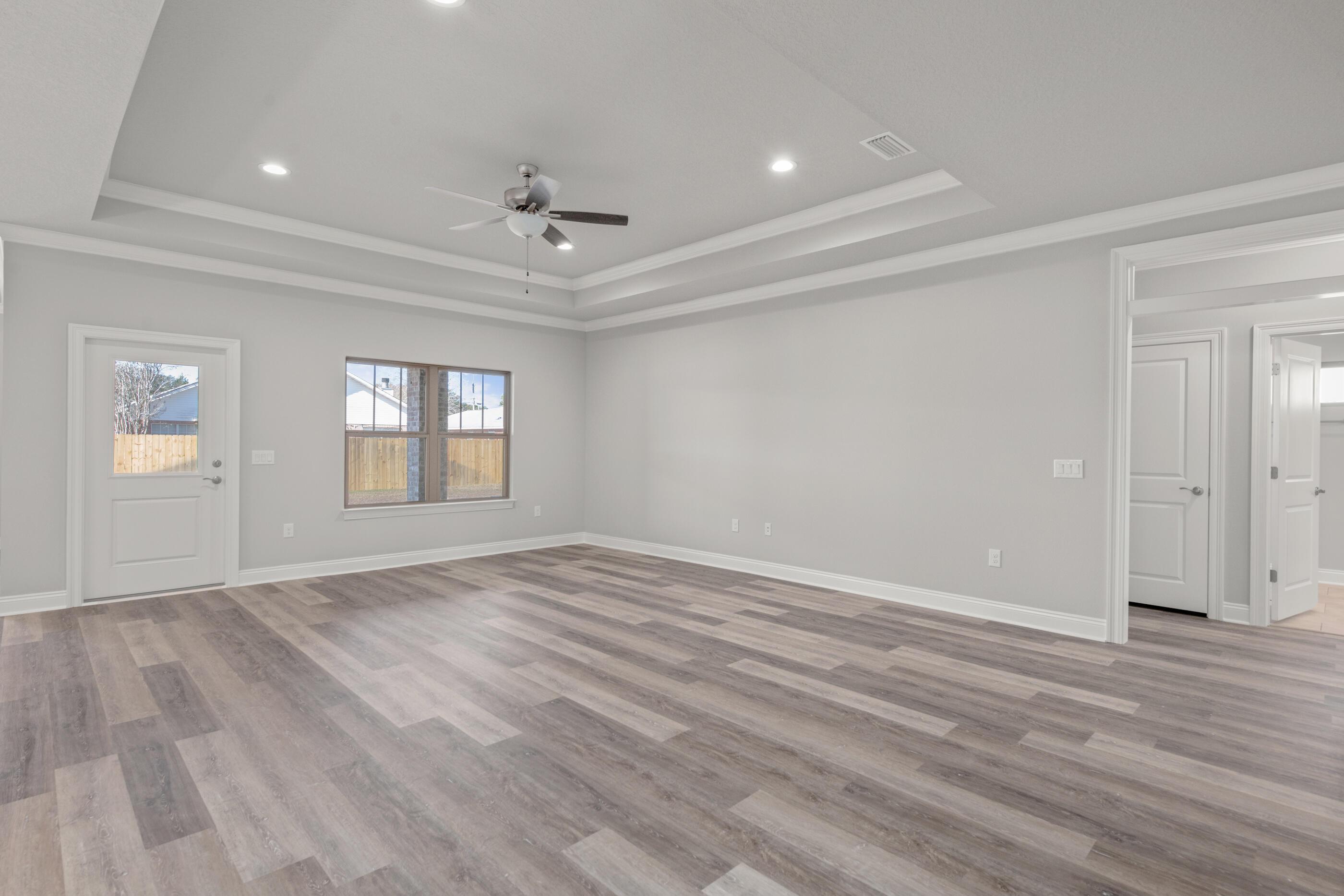 Image 4: Living from Foyer alt