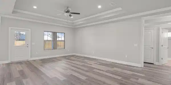 Image 4: Living from Foyer alt