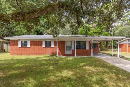 44 NW Hemlock Drive