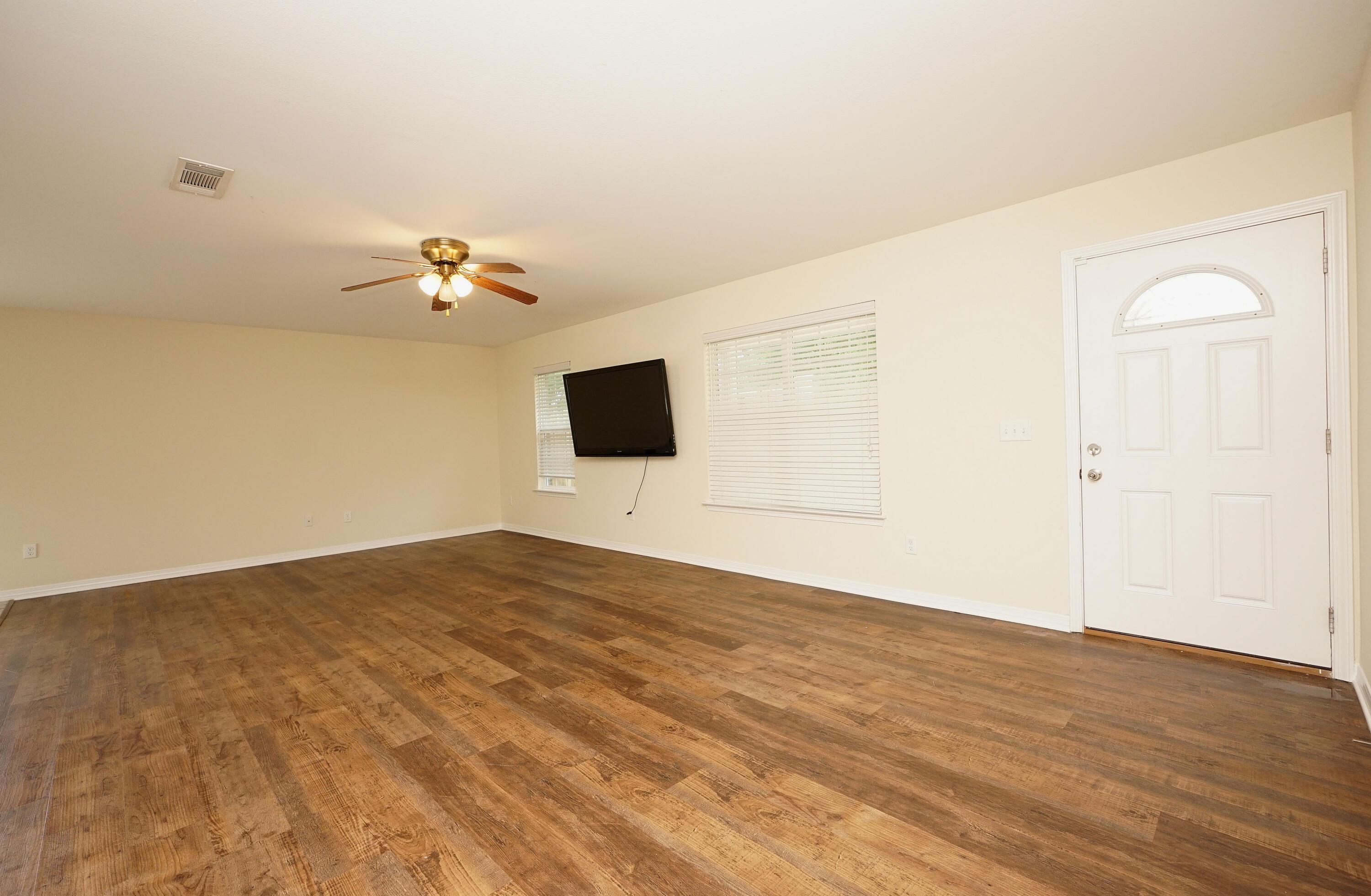 Image 3: 611BullockJLiving2