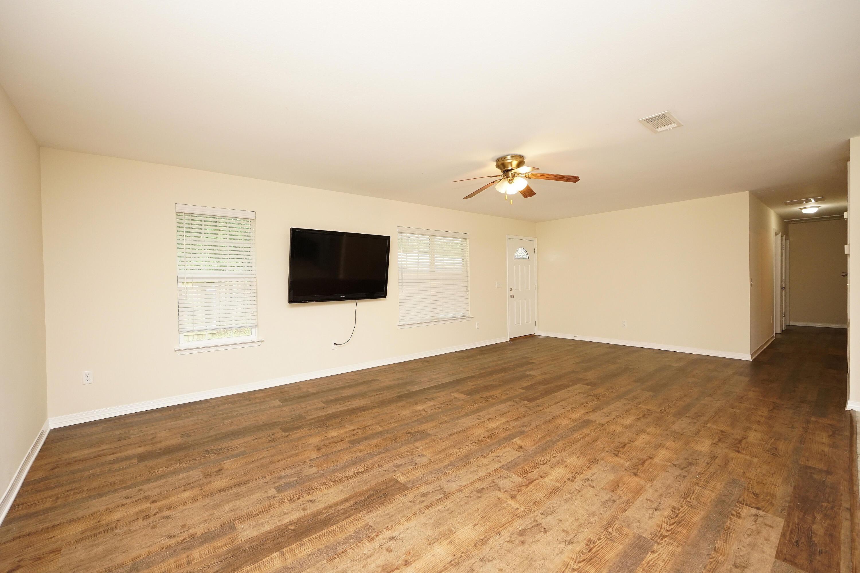 Image 4: 611BullockJLiving1